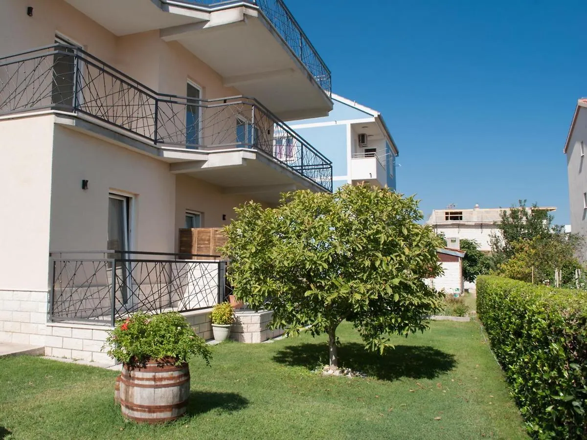 Colorful Two-Bedroom Apartment 0*, Kastela Croatia