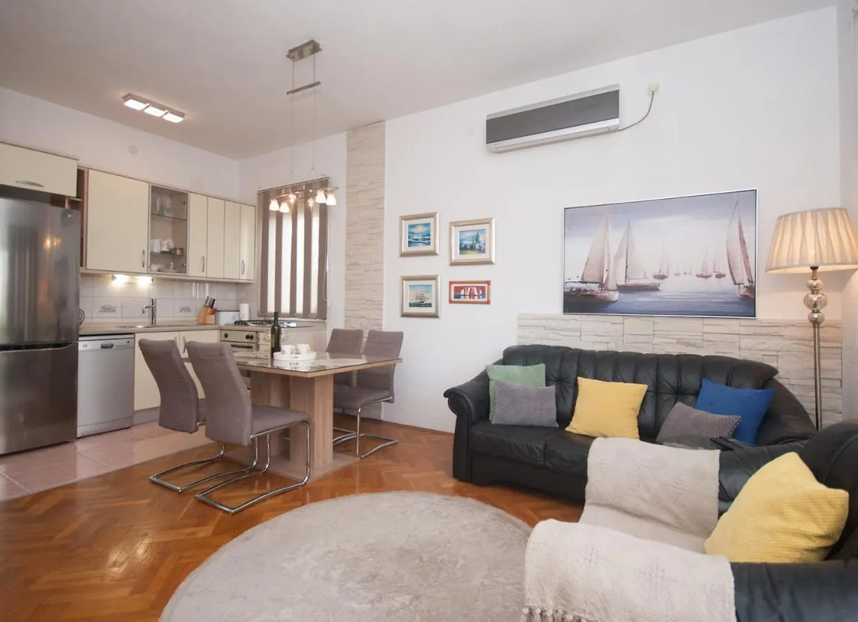 Colorful Two-Bedroom Apartment Kastela