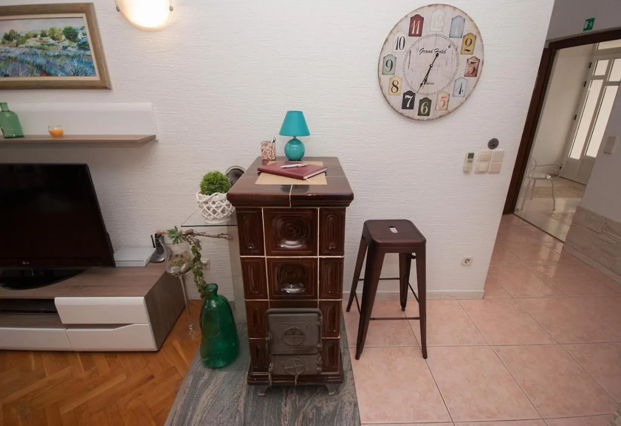 Colorful Two-Bedroom Apartment Kastela Croatia