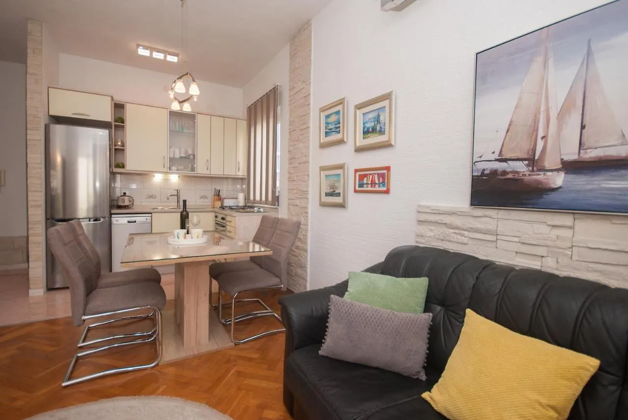 Colorful Two-Bedroom Apartment Kastela Croatia