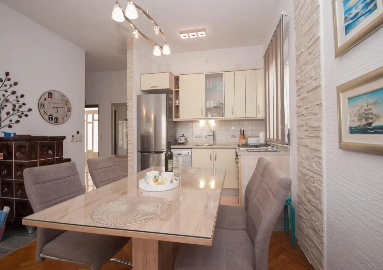 Colorful Two-Bedroom Apartment Kastela