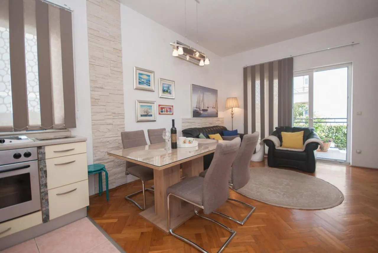 Colorful Two-Bedroom Apartment Kastela