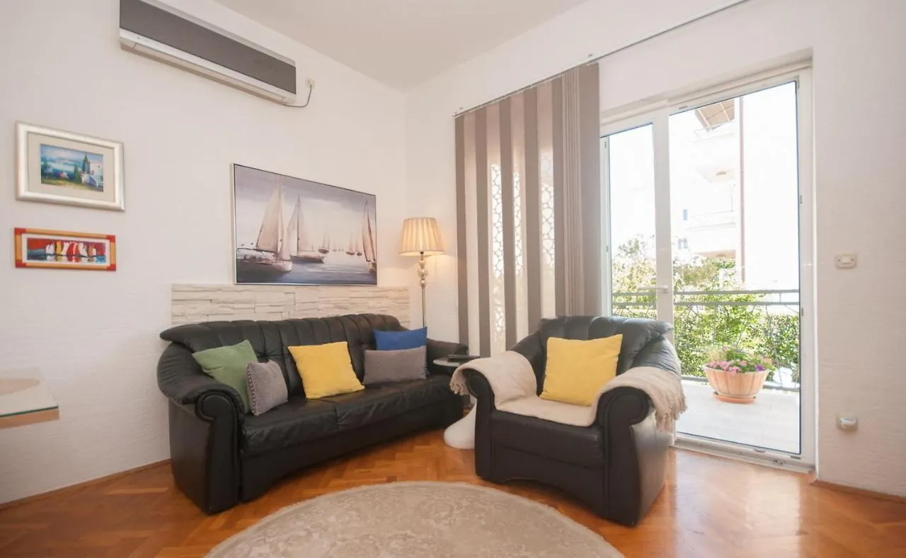 Colorful Two-Bedroom Apartment Kastela Croatia