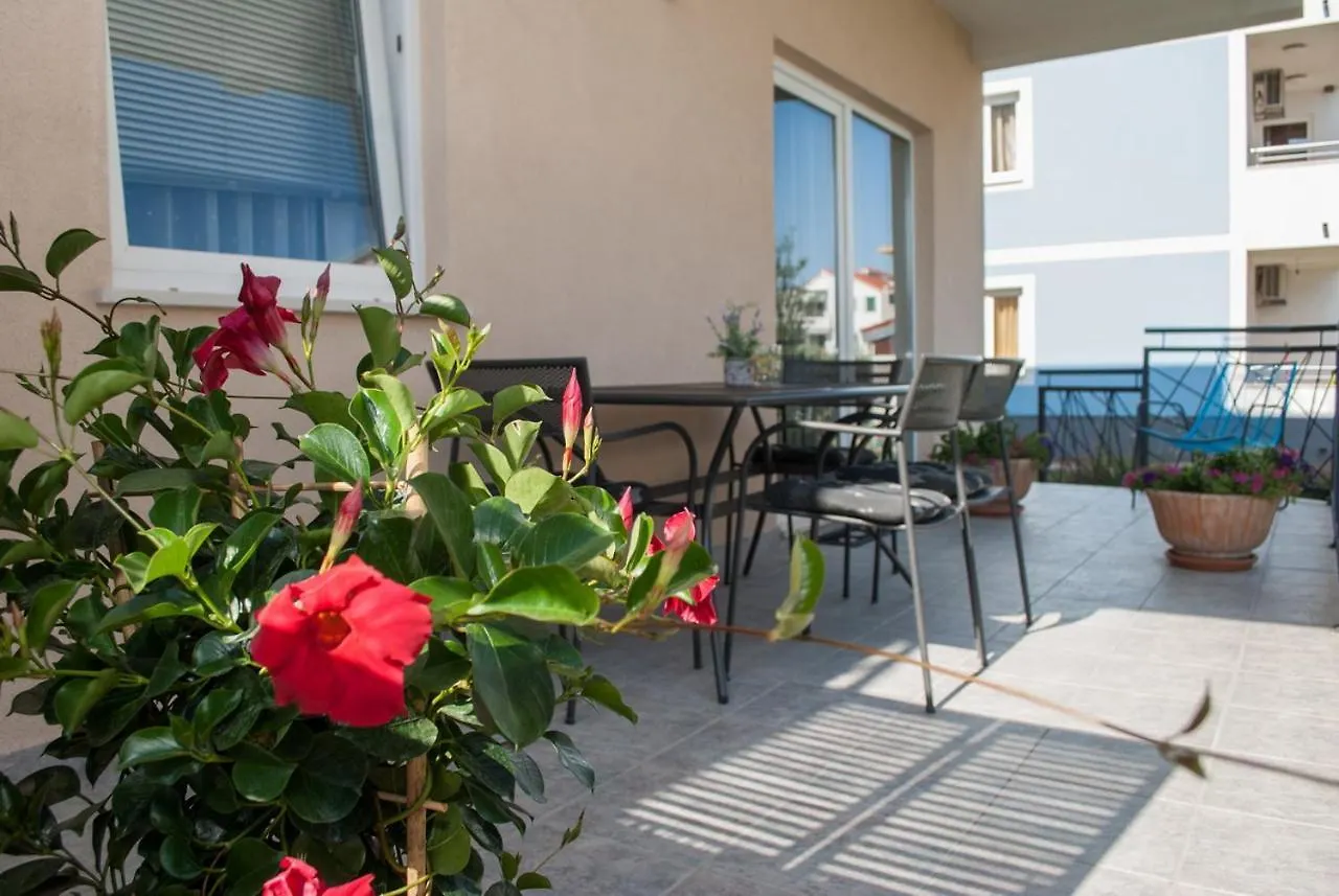 Colorful Two-Bedroom Apartment Kastela 0*,