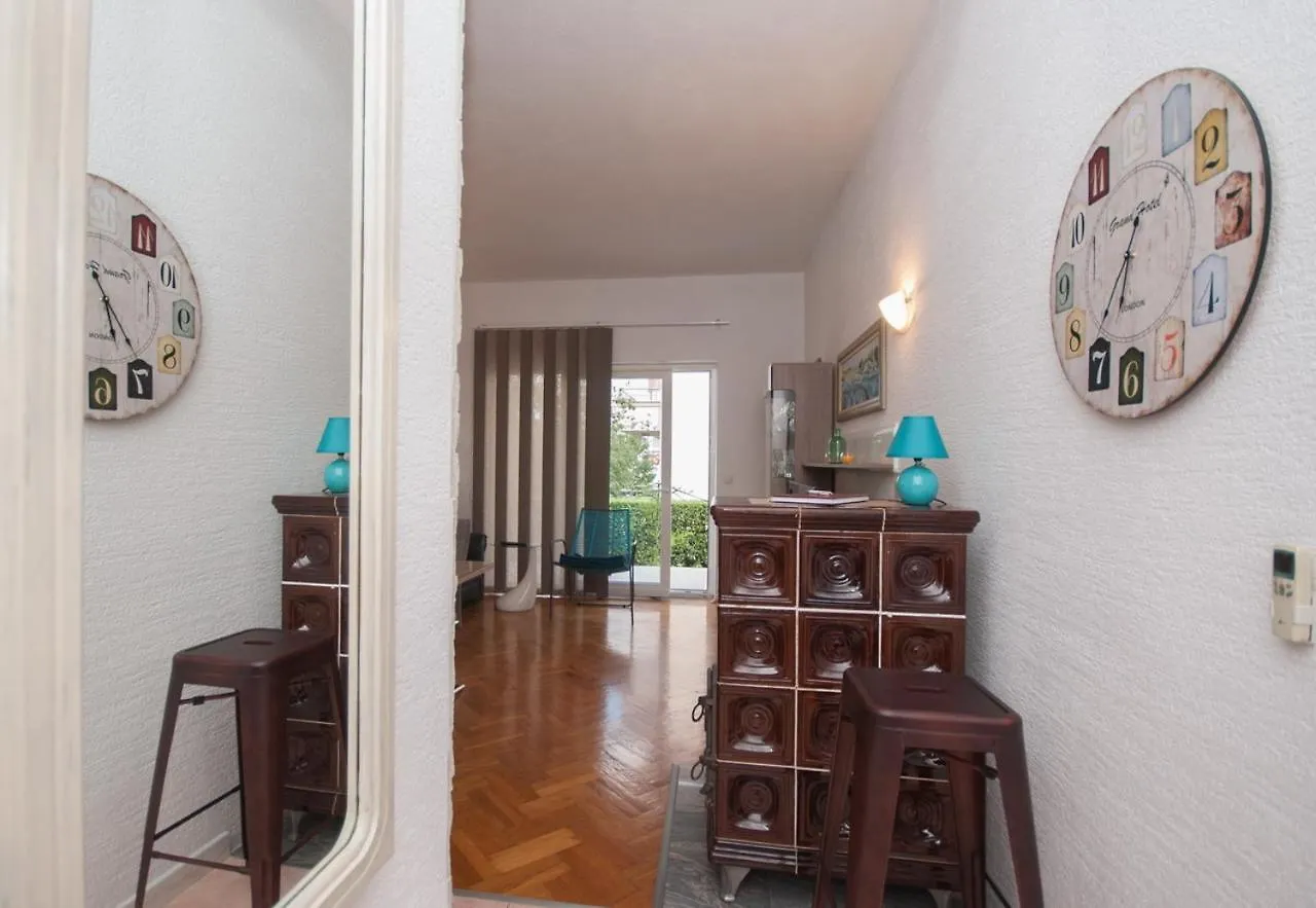 Colorful Two-Bedroom Apartment Kastela