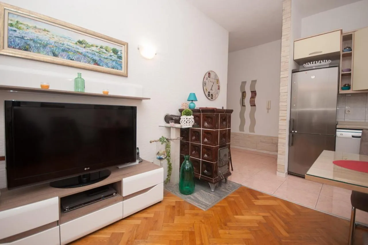 Colorful Two-Bedroom Apartment Kastela